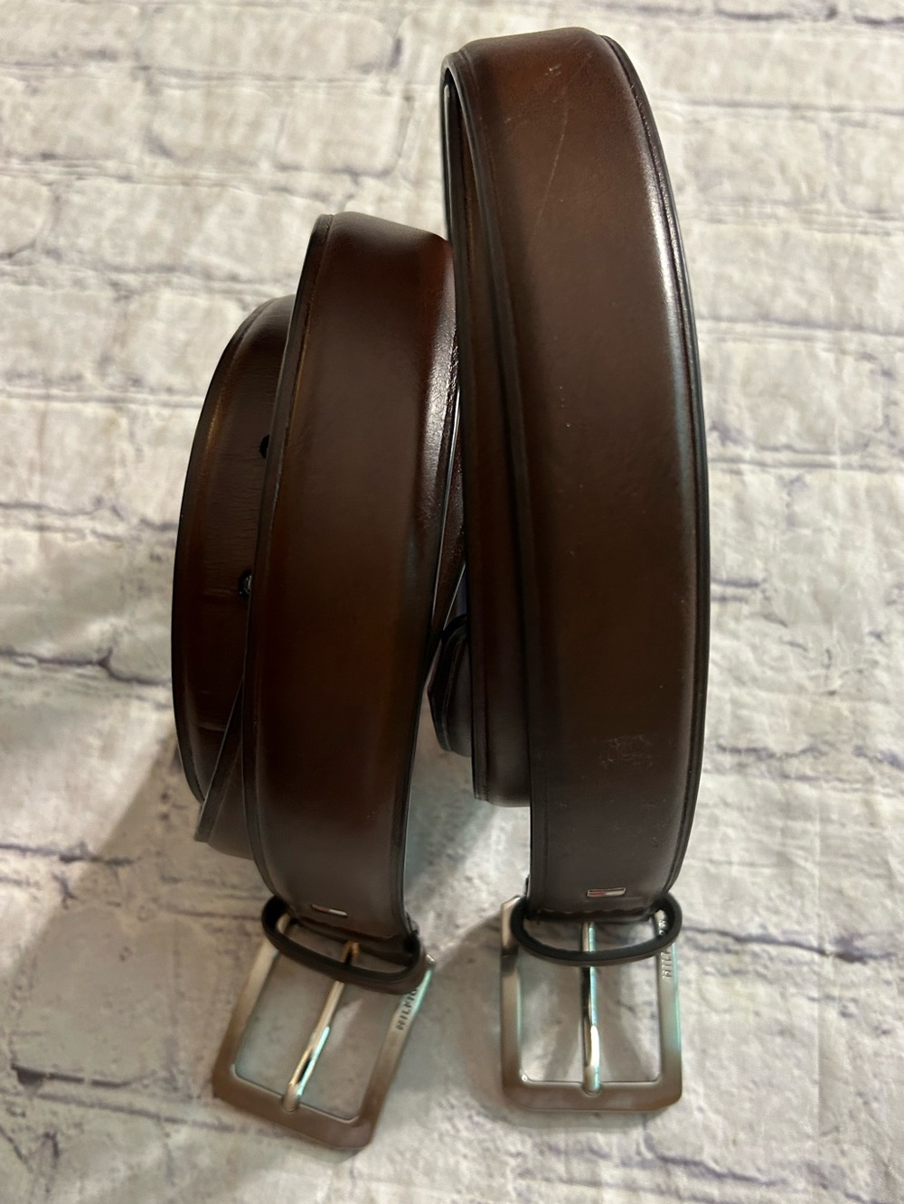 TOMMY HILFIGER LOT OF (2) BROWN COATED LEATHER FAUX LEATHER LING STRIPPED 38